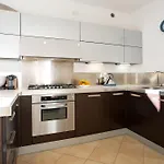 アパート 5 Luxury Apartments-by Italian Stylish, Executive, Contemporary, Ribolla Azzuro, Penthouse ラーリオ
